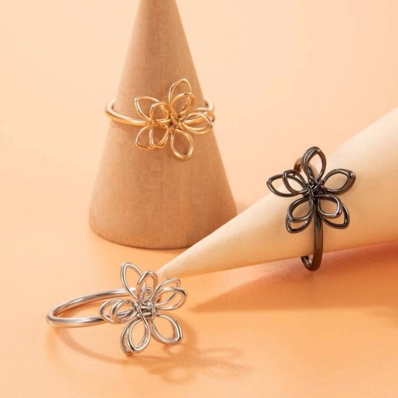 🍁 5/$20 NWT Set of 3 Flower Rings - Picture 4 of 5